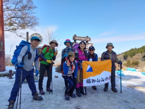 金剛山山頂(標高1125m)で記念撮影。本日の参加は7名です。