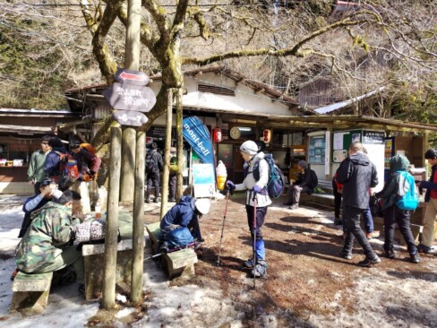 売店もたくさんの登山者が。