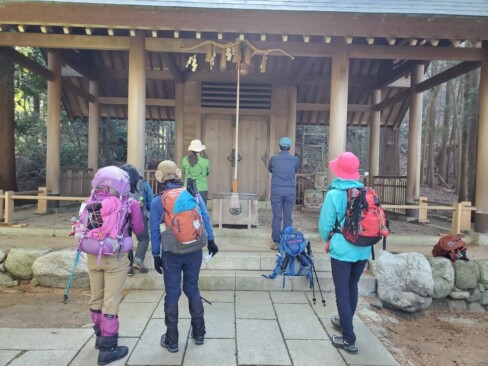 千早神社にお参りして、安全登山を祈願しました。