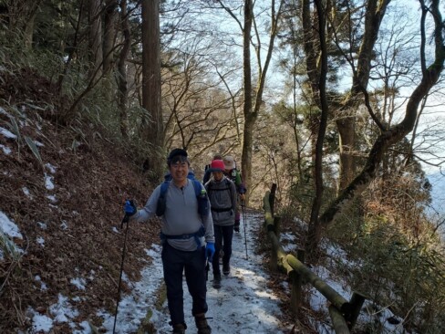 アイゼンを着けていても、慎重に。