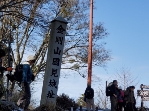 最高点は神域で立ち入ることができないので、国見城跡の広場が金剛山山頂とされています。