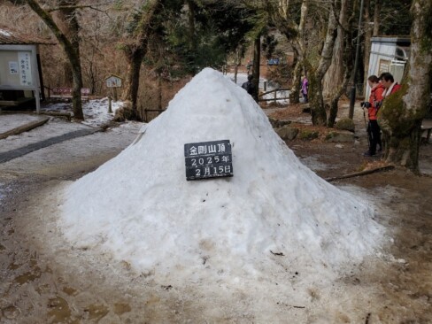 雪の山もできていました。