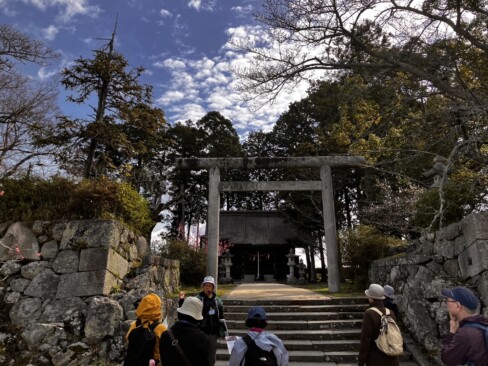 二の丸御殿跡庭園から青山神社に至る(青山家は最後の篠山藩城主) 二の丸御殿跡庭園から青山神社に至る(青山家は最後の篠山藩城主)