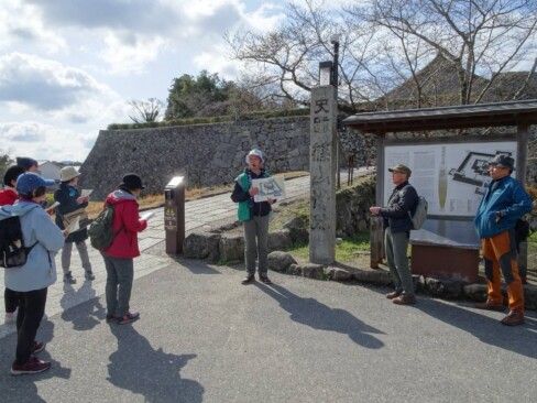 朝、城入口付近でガイドさんと待ち合わせ。早速お城の説明を伺いました。