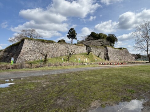 城の南側からの眺望、スケールの大きさを実感できます。
