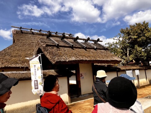 安間家史料館。茅葺で平面がL字型になった曲屋形式の住宅で内部には江戸時代の文書や食器、武具などが展示されています。
