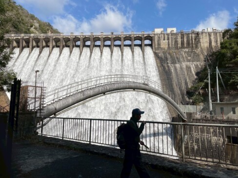 千苅ダム直下の橋を渡って、登山口へ向かいます。