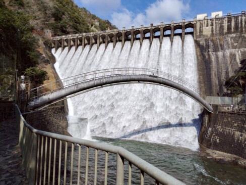 この日は、ダムの水を放水していました。迫力あるーーーー!!