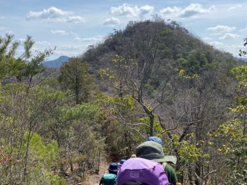 あのてっぺん目指して、頑張って歩きまーーーす。
