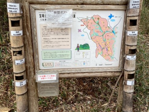 竹筒ポスト。自然に溶け込んでいいですね。