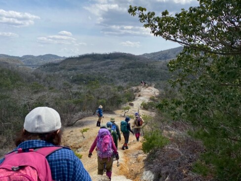 風吹岩目指して、ザレザレの登山道を歩きます。