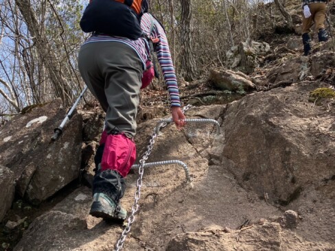 こんな鎖場もあるんですね。気を付けてーー。