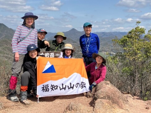 大岩ケ岳山頂で、一枚目の記念写真。今日の参加者は、7人。後ろに見えるは、大船山や羽束山・・・。