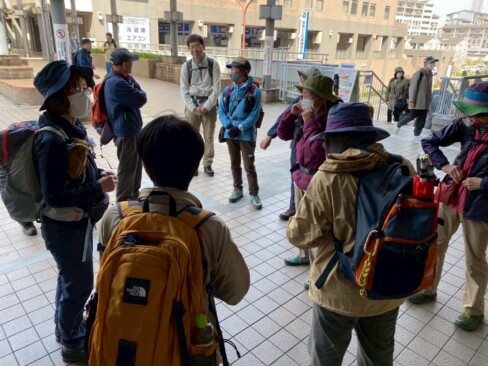 今回は電車を使っての山行です。醍醐駅到着。