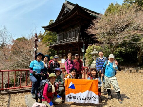 如意輪堂バックに記念写真。今日の参加は、11人。