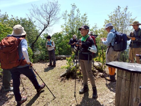 小野寺山で小休憩。鷹取山の急登に備えます。