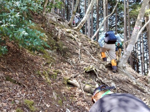 えっ、えっ、えっ・・・ここ登りますか・・・ずり落ちないでね
!!