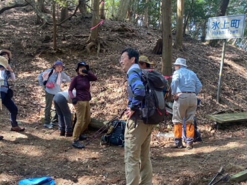 山の中にこの標識。丹波のお山あるあるです。