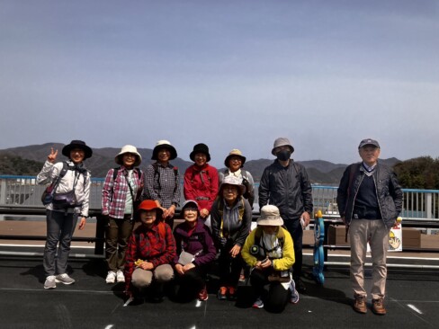 旧文庫山学園前で、舞鶴湾をバックに