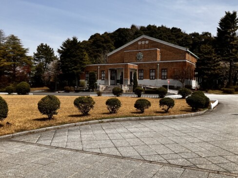 海軍記念館。旧海軍から現在の海上自衛隊に至るまでの様々な史料、約200点が保管、展示されています。