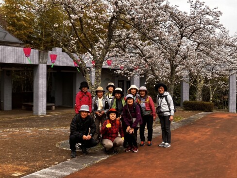 公園中腹の休憩広場にて