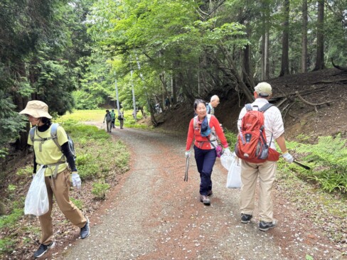 ここから、尾根グループと舗装路グループに分かれて、烏ケ岳を目指します。
