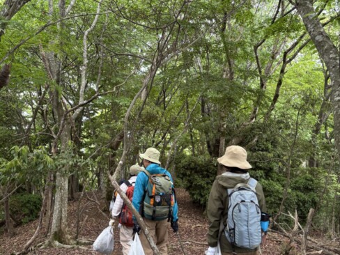烏ケ岳から尾根を歩いて、鬼ケ城に向かいます。袋の中、結構ゴミが入っていますね。