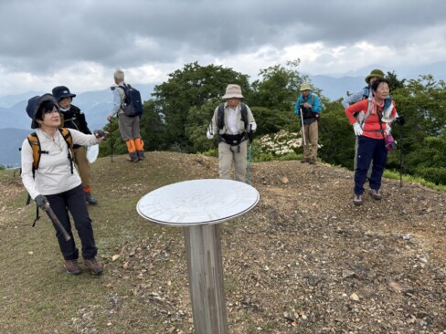 鬼ケ城の山頂からの眺めは、何回来ても最高です。この日は、かなり霞んでいたけどね。