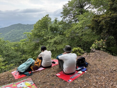 2人の背中の向こうに烏ケ岳。