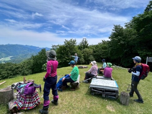 地元の集落がよく見えます。小休憩して、山頂を目指しますよーーー