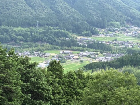 登山口からおよそ20分のところにある第一展望台から望む山家の町並み