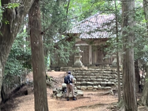 岩根山行者堂。標高およそ390mの地点にあります。