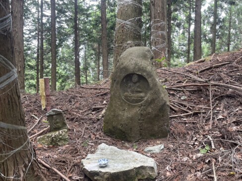 この山行中に見かけた最も立派な石仏で、三郡山への分岐近くに置かれていました。