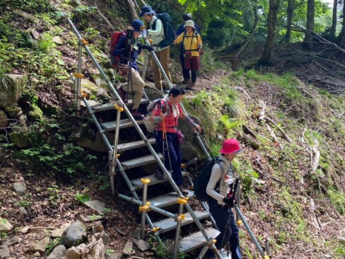 登山道が崩れて、しっかりした梯子がつけられています。