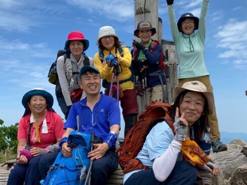やったー!氷ノ山山頂に到着(^O^)/今日の参加者は、7人です。
