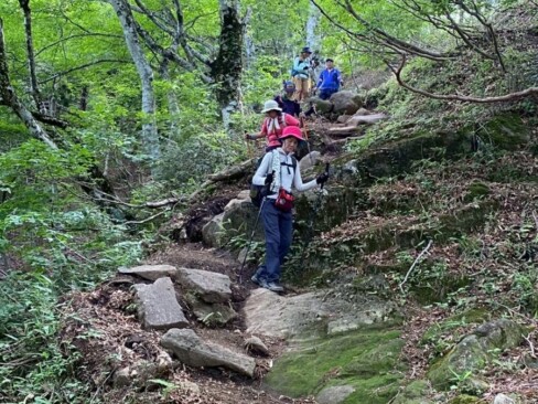 東尾根登山口に向けて、一歩一歩進みます。