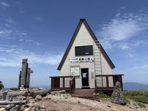 山頂の避難小屋。冬場は2階から入ってくださいね。