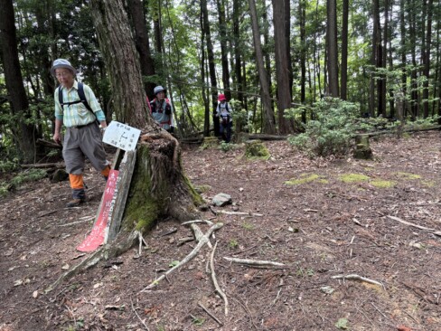 高嶽山頂まで戻ってきました。