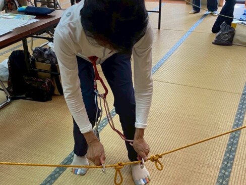 カラビナスルーの練習中。