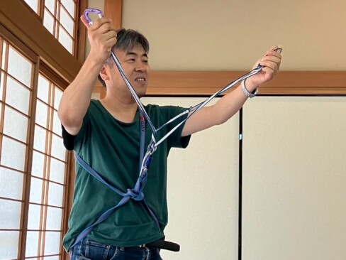 カラビナスルーをするとき、簡易ハーネスにカラビナを付けるとこうなります。