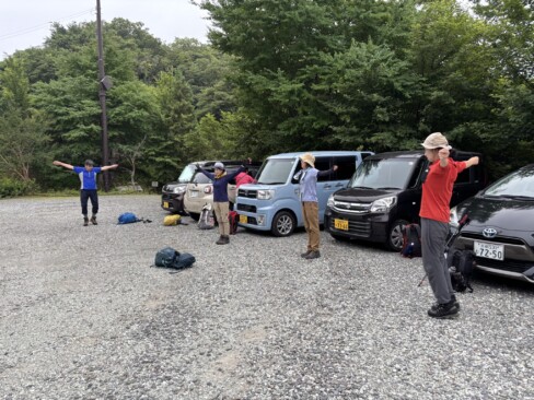 大たわの駐車場で、登山準備。ラジオ体操、よくそろっていますね。