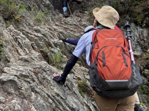 三点確保で、ゆっくり登りましょう。