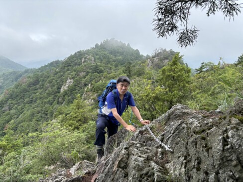 切れ落ちているけど、足場はあるので慎重にいけば大丈夫。