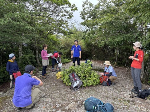 小金ケ岳山頂で休憩中。会長さん、何について語ってましたっけ・・・