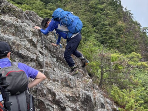体は岩壁から離して、足元が見えるように。
