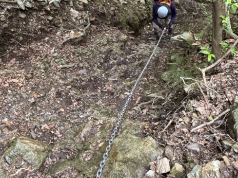 岩が濡れているので、滑らないように気を付けて。