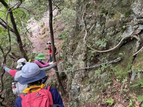 岩場のトラバース。左側に落ちると危険!!