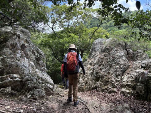 この岩の門を過ぎれば、大たわの駐車場はもうすぐです。