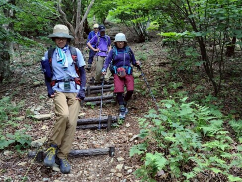 御嶽の下りは、またもや階段攻め。