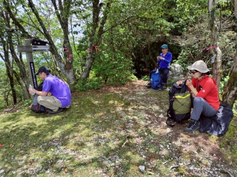 さすがに疲れましたが、山頂の木陰は涼しいし、眺めも良くて、元気回復しました(^^)